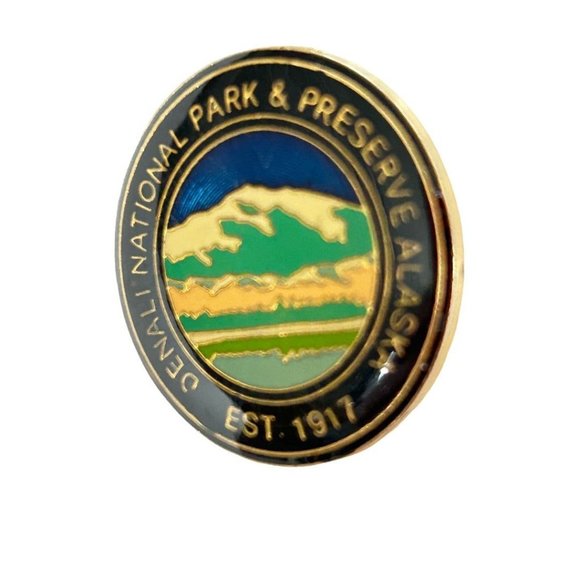 Souvenir Lapel Pin Denali National Park Alaska Resin 1" Diameter - Picture 4 of 6